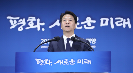 임종석 평양 남북정상회담 준비위원장이 17일 오전 서울 동대문디자인플라자에 마련된 남북정상회담 메인 프레스센터에서 내외신 기자들을 상대로 정상회담 세부 일정과 주요 진행 상황에 대한 브리핑을 하고 있다.   연합뉴스